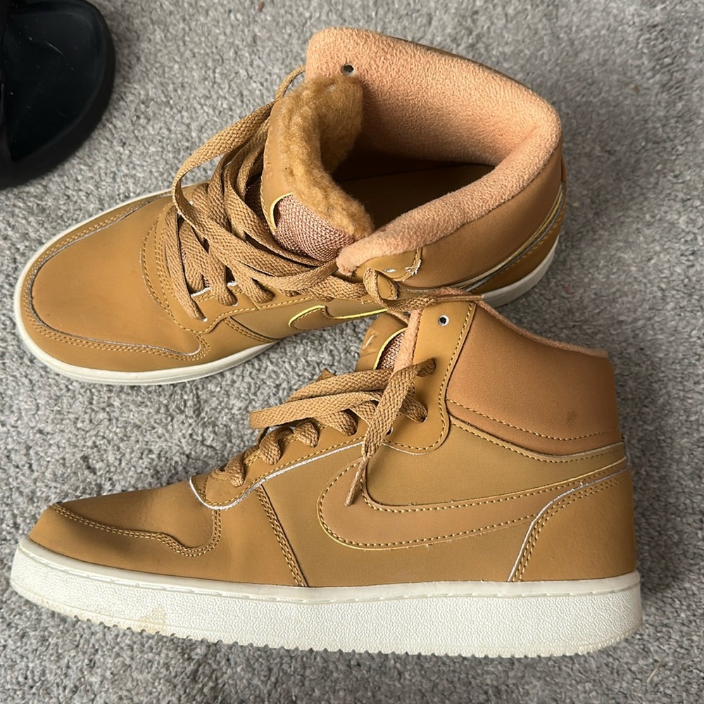 Woman’s Nike high top sneakers